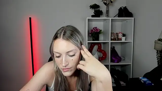 EvelynBlond webcam