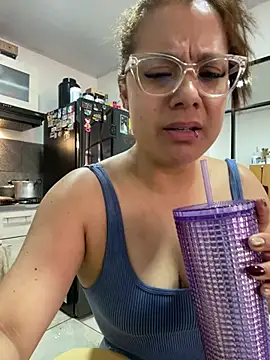 Pretty__Milf webcam