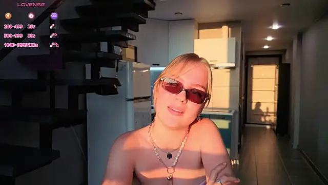 LittleForestELF2 live cam on StripChat