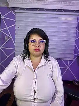 MiiaaJoness live cam on StripChat