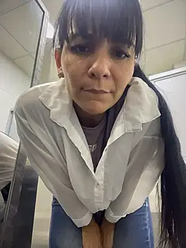 LuxeBrunetteXXX live sex cam