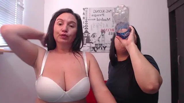 tinna_sarah (Ask my age) - squirt both girls