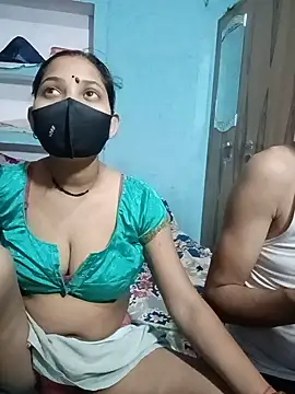 RoyalDesiCouple webcam
