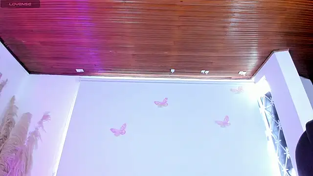 NaomiSaenz_ webcam