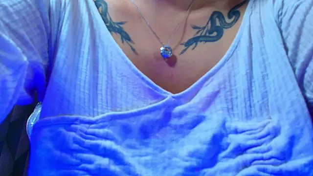 LiaHarryis live cam on StripChat