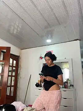marianahb-e (F young) - Flash boobs