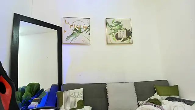Monisaenz1 live cam on StripChat