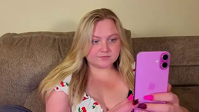PhatAssBlond webcam