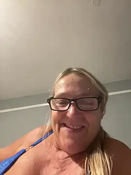 Blondnboujee53 webcam