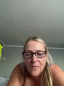 Blondnboujee53 webcam