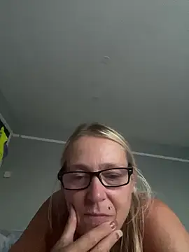 Blondnboujee53 webcam