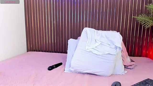 mia_pineda webcam