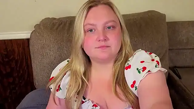 PhatAssBlond webcam
