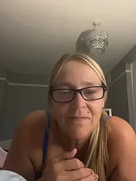 Blondnboujee53 webcam
