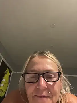 Blondnboujee53 webcam