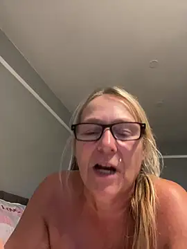 Blondnboujee53 webcam