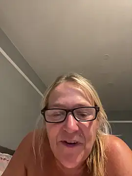 Blondnboujee53 webcam
