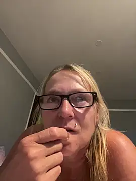 Blondnboujee53 webcam