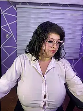 MiiaaJoness live cam on StripChat
