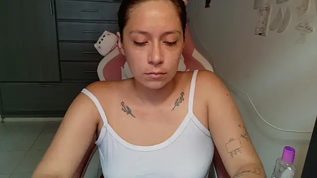 MommyMiaWs webcam