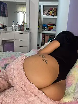marianahb-e (F young) - Flash boobs