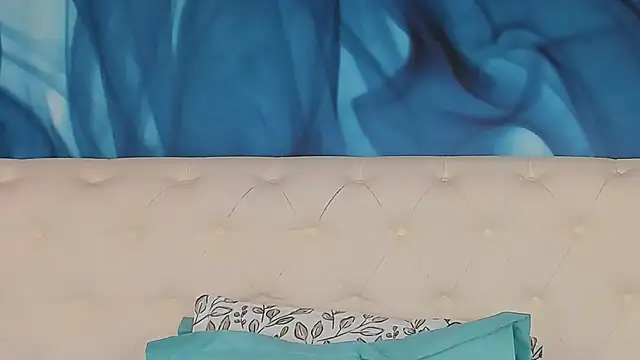 SkinnyDolly live cam on StripChat