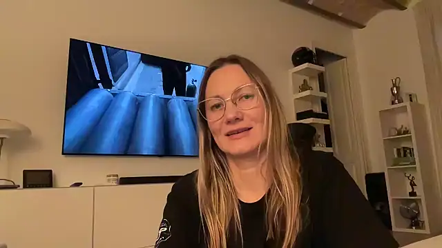 Feyoraa live cam on StripChat
