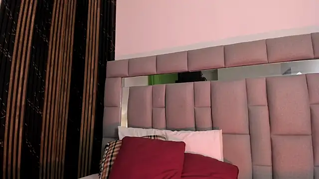 amaia_santini live cam on StripChat