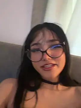 ela_petit live cam on StripChat