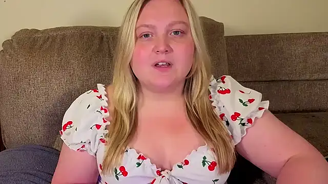 PhatAssBlond live cam on StripChat