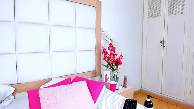 SelenaBloomm webcam