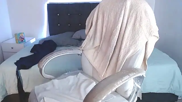 selena_yourmilf webcam