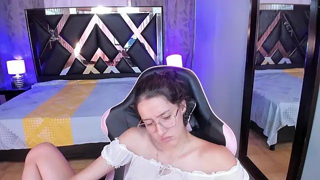Linda4Petite webcam
