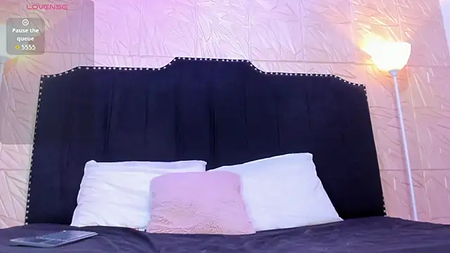 Ema_Jonees webcam