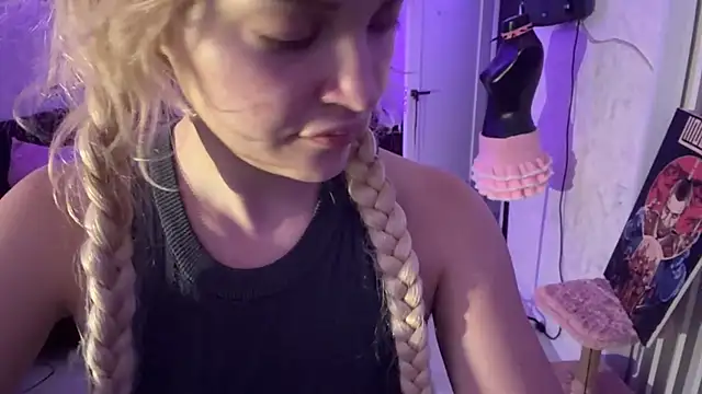 MagalyEssinger live cam on StripChat