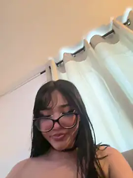 ela_petit live cam on StripChat