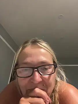 Blondnboujee53 webcam