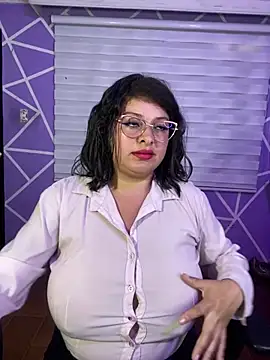 MiiaaJoness webcam