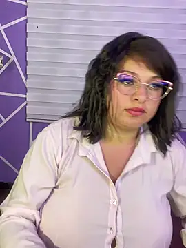 MiiaaJoness live cam on StripChat