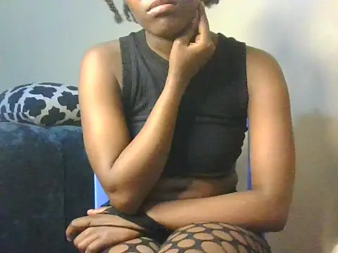 sexycutiey live cam on StripChat