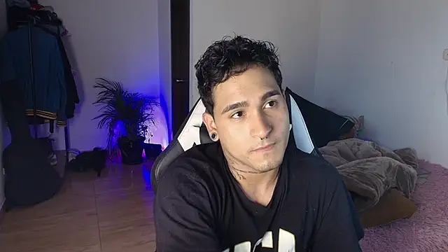 tyler_hunt live cam on StripChat