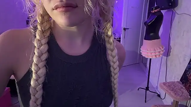 MagalyEssinger live cam on StripChat