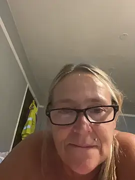 Blondnboujee53 live cam on StripChat