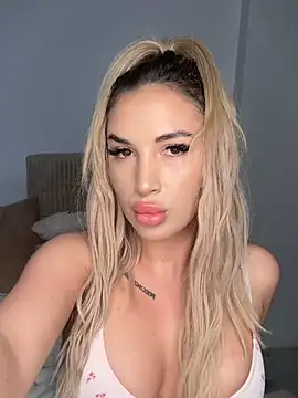 CurvyBlondiee webcam