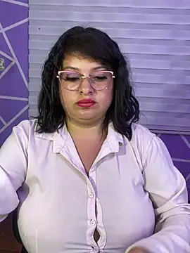 MiiaaJoness webcam