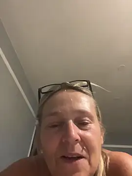 Blondnboujee53 webcam