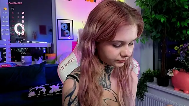 britney_lynch (F teen) - play with nipples