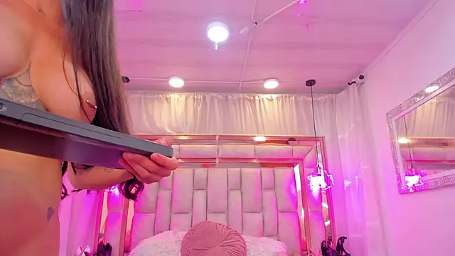 Francesca_Skuirt webcam