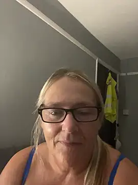 Blondnboujee53 webcam