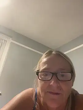 Blondnboujee53 live cam on StripChat